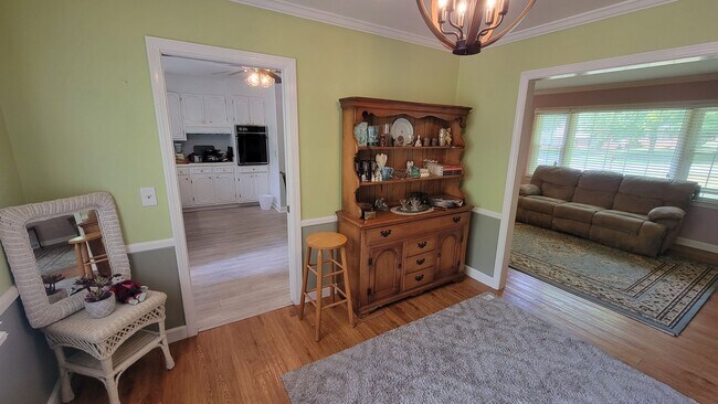 Foto del edificio - 4 Bed, 2.5 Bath Home Available in Taylors