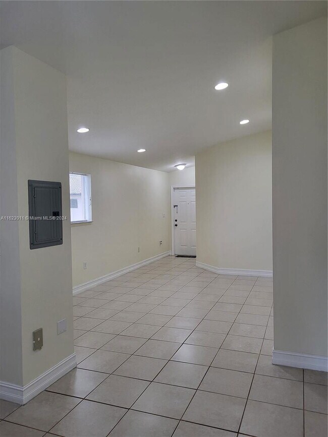 Building Photo - 2721 SE 12th Pl
