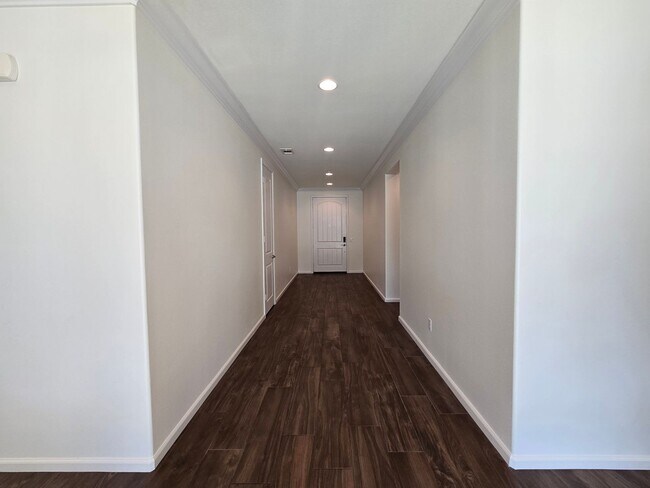 Building Photo - Spacious Woodcrest Single Story