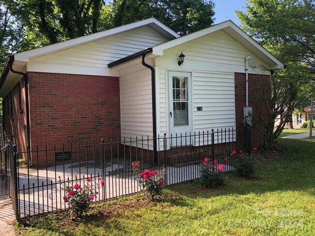 Foto del edificio - 2524 Dora Dr