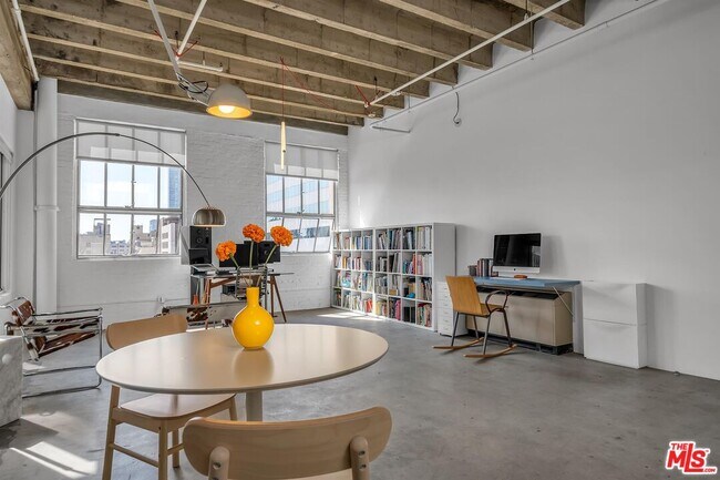 Foto del edificio - 312 W 5th St
