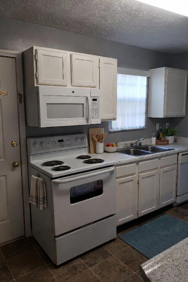 Foto del edificio - Auburn Place Town And Garden Homes