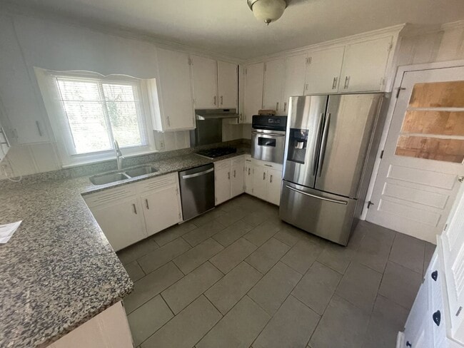 Building Photo - 3 Bd 2 Ba Detached