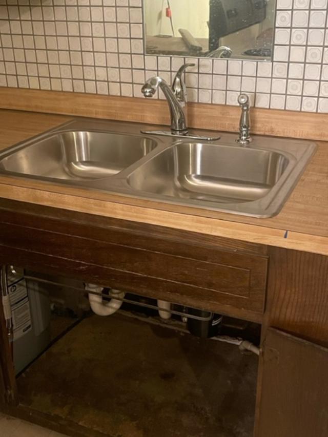 Kitchen sink - 3013 Heritage Dr