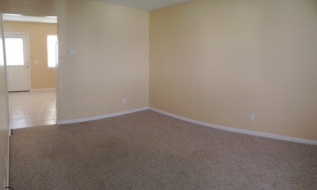 Foto del edificio - 2 bed 1.5 bath Duplex close to town