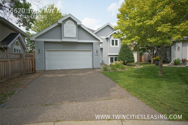 Building Photo - Beautiful Townhouse with a Jacuzzi Tub!