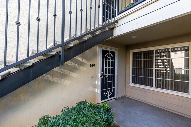 Building Photo - *** LOOK NO FURTHER !!! 2/2 DOWNSTAIRS CON...
