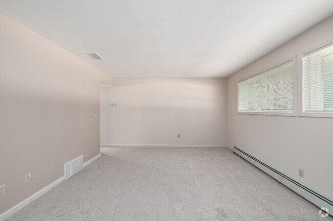 1BR, 1BA - 765SF - Living Room - Carriage House East