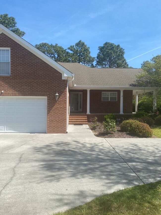 Foto del edificio - 4 bedroom/3 bathroom in Cypress Island community, minutes from Carolina Beach!
