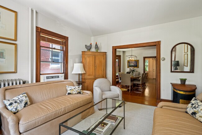 Foto del edificio - 14 Greenough Pl