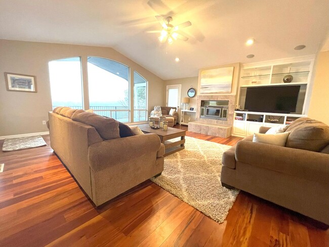 Foto del edificio - Elegant 4 bedroom 2.5 bath home, Completel...
