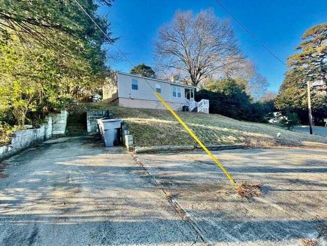 Foto del edificio - This 3 bedroom 1 bath home is located off Freedom Dr