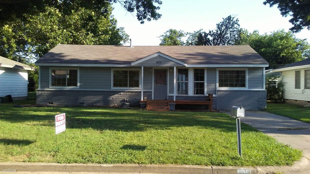 Primary Photo - 809 W Hartford Pl