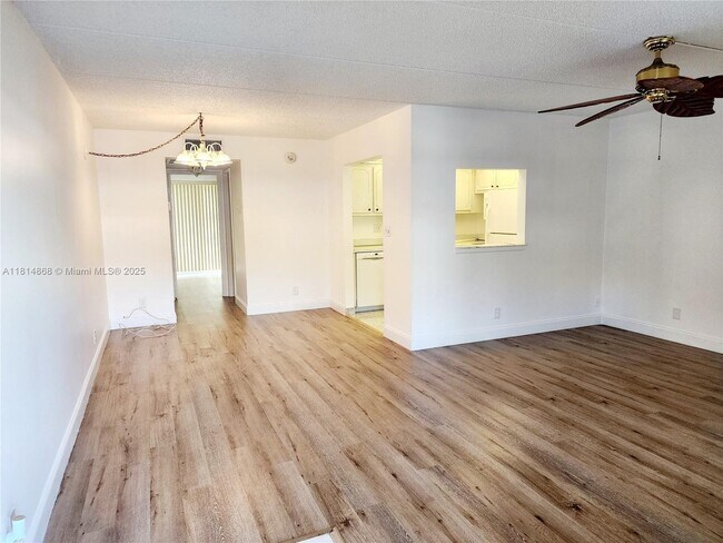 Foto del edificio - 700 Village Green Ct