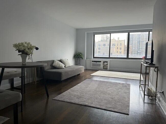 Building Photo - Central Park