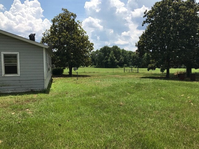 Building Photo - Country Living