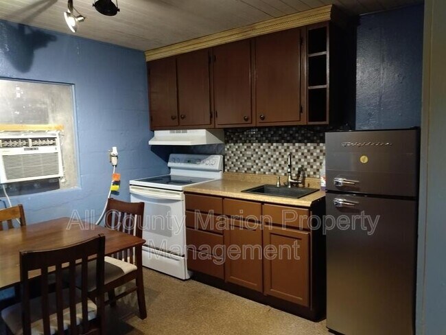 Foto del edificio - 2441 N Pine Ave
