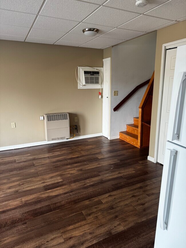 Sala de estar. Calentador de gas. - 704 Main St