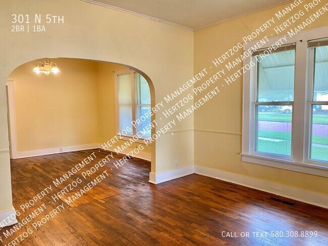 Building Photo - Large 2 bedroom 1 bathroom home on a corne...