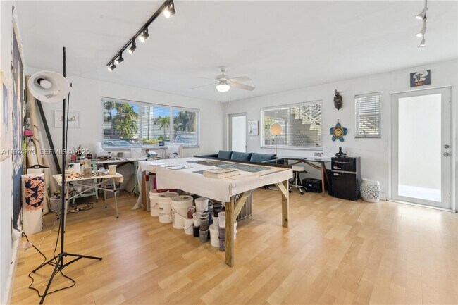 Foto del edificio - 7440 Byron Ave