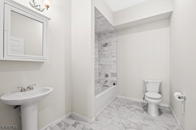 Building Photo - 176 Union Ave