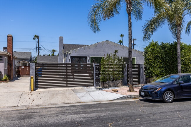 Foto del edificio - 8141 Hinds Ave