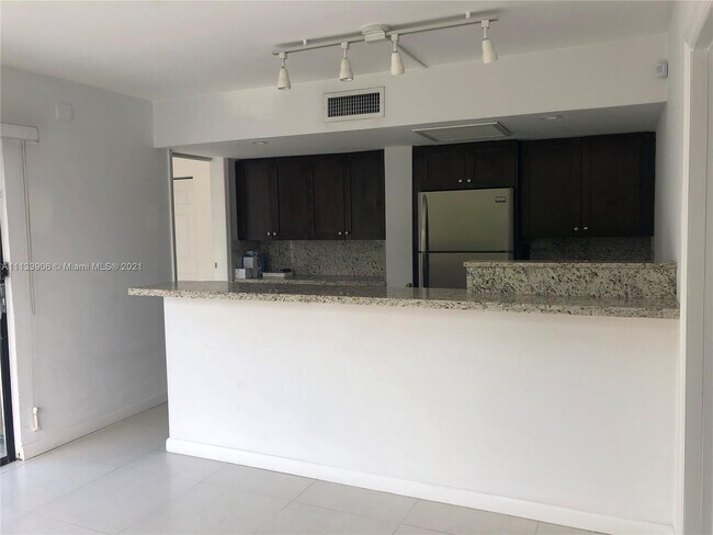 Foto del edificio - 6460 Miami Lakes Dr