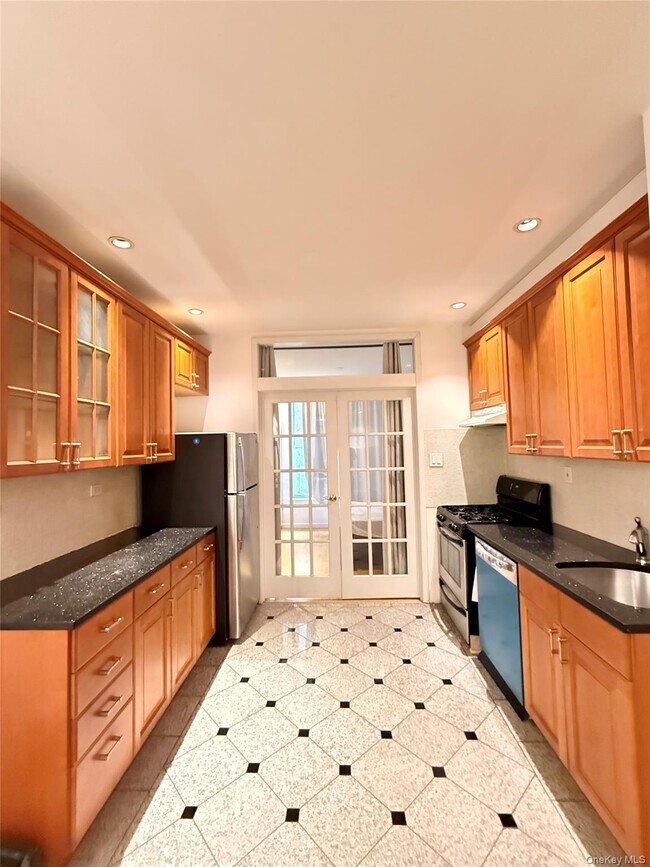 Building Photo - 528 W 46th St