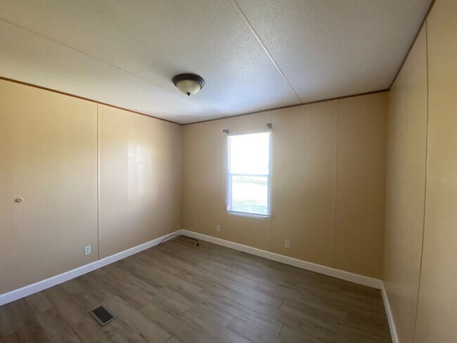 Building Photo - 3 Bedroom 2 Bath