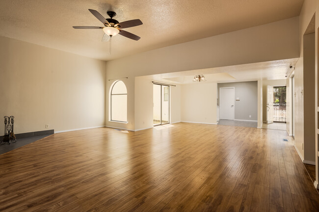 Building Photo - 6805 La Casa Bonita NE