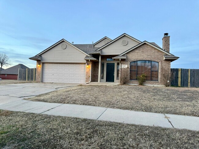 Foto del edificio - Spacious 3 bed, 2.5 Bath 2-story Home in South Okc