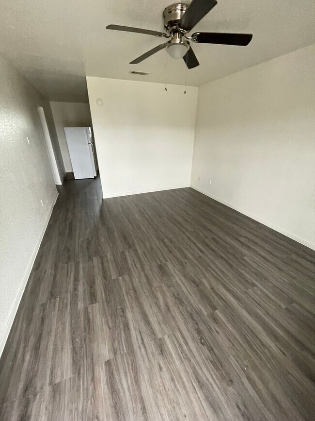 Building Photo - 4206 Primrose Dr