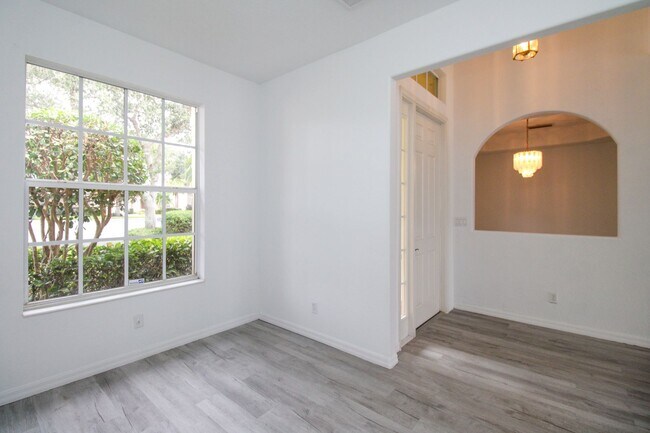 Foto del edificio - 3-Bed + Den Home With Lake Views & PET FRIENDLY! AVAIL NOW