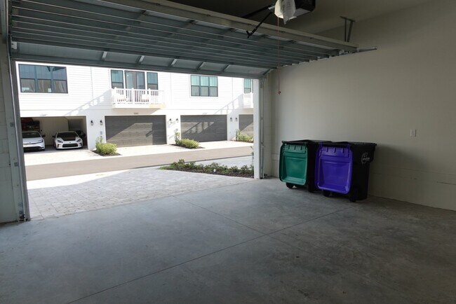 Foto del edificio - 15250 Groveside Rd