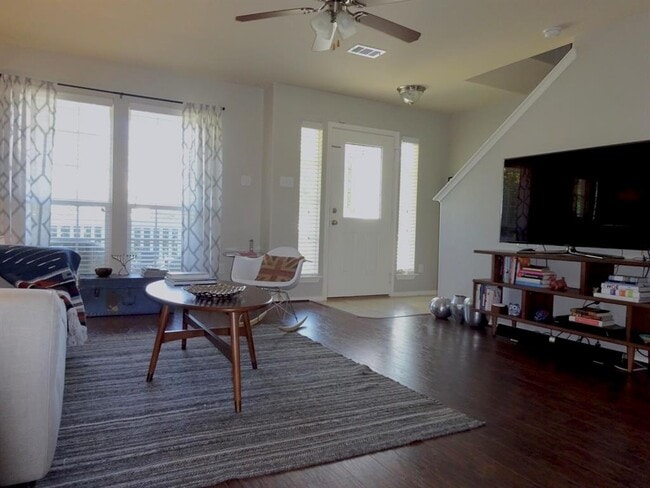 Building Photo - 811 Palo Duro Dr