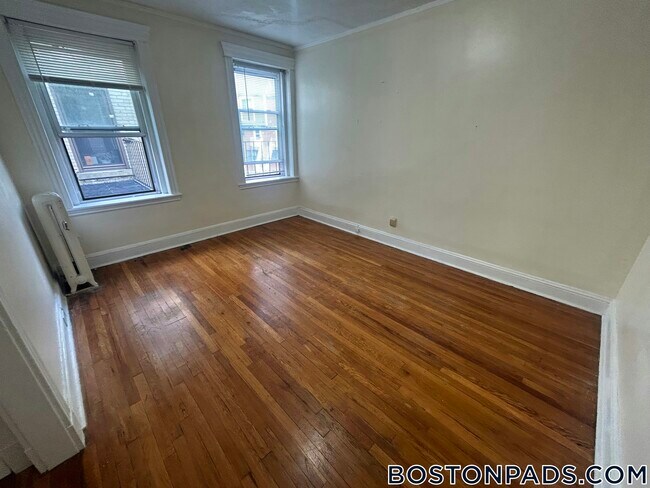 Building Photo - 364 Riverway