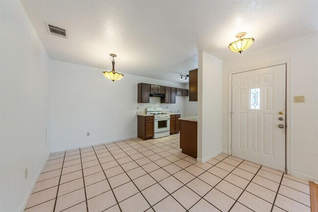 Foto del edificio - 2703 Cypress Ln
