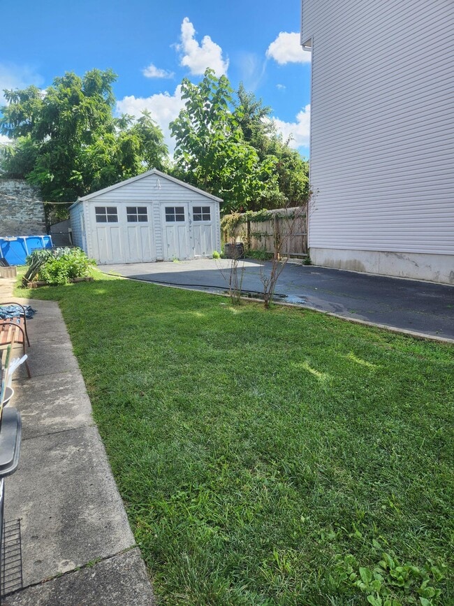Building Photo - 535 Green Ln