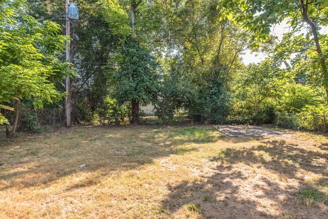 Foto del edificio - 320 Henquin Dr