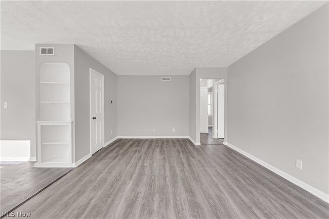 Building Photo - 2521 Greenvale Rd
