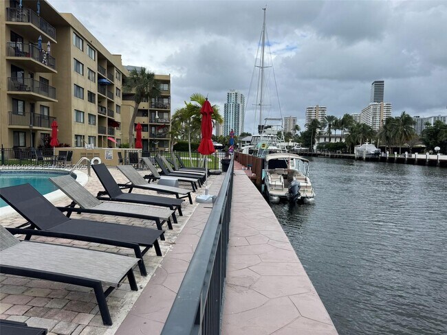 Foto del edificio - 301 Golden Isles Dr