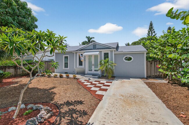 Building Photo - 817 N Palmway