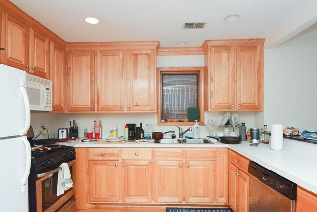 Building Photo - 824 W Buckingham Pl