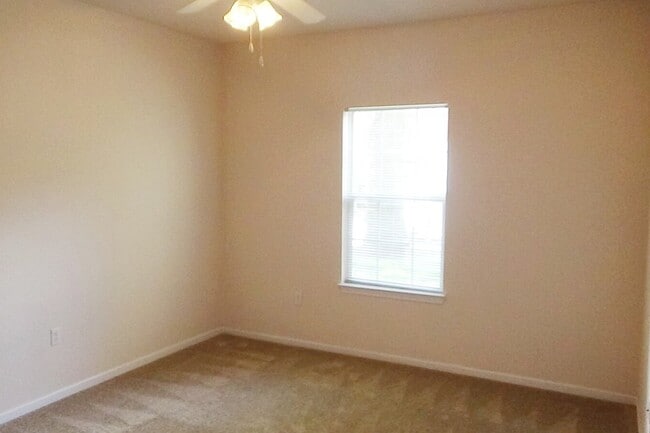 Lg 1 BR bedroom - Harper Square Apartments
