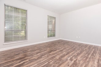 Building Photo - Woodhaven Oaks