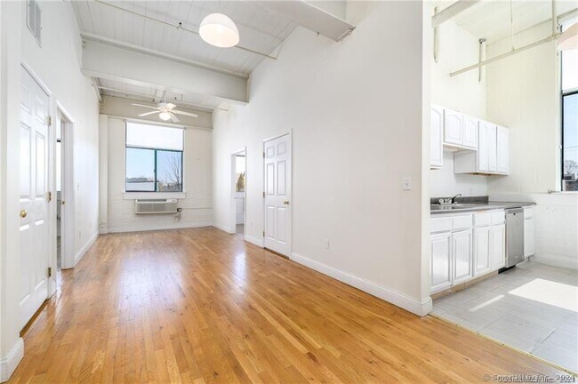 Building Photo - 390 Charles St