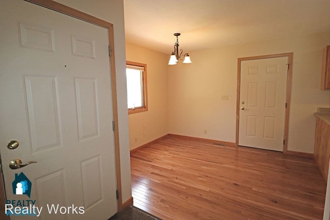 Building Photo - 4 br, 1 bath House - 2515 N Main