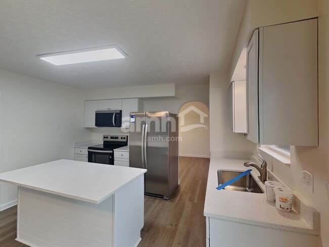 Building Photo - 201 Victorian Dr