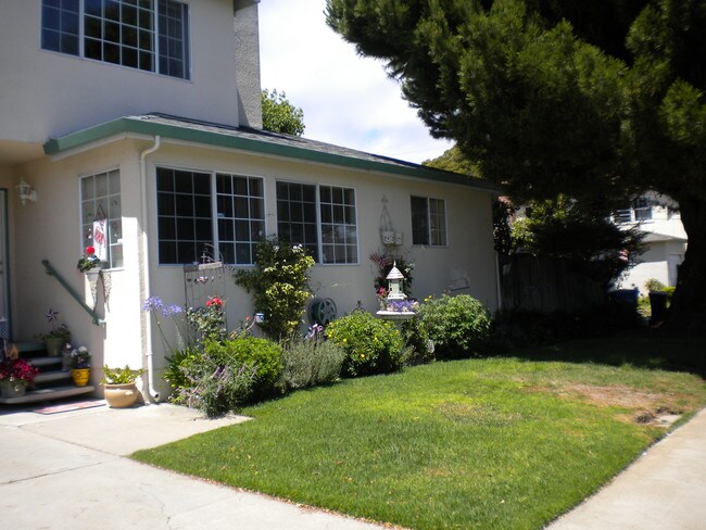 Building Photo - 68 38th Ave W