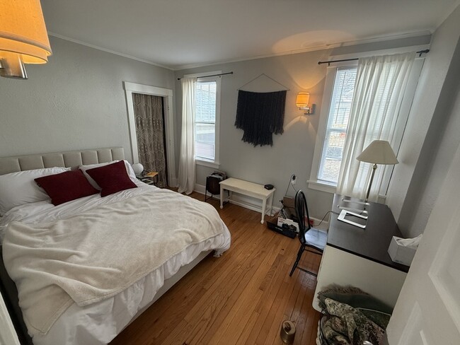 Building Photo - 2016 Linn Blvd SE